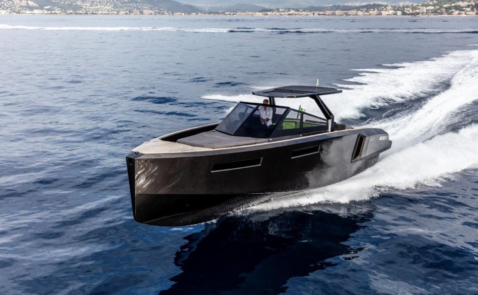 Evo Yachts returns to the USA with a black Evo R4 WA