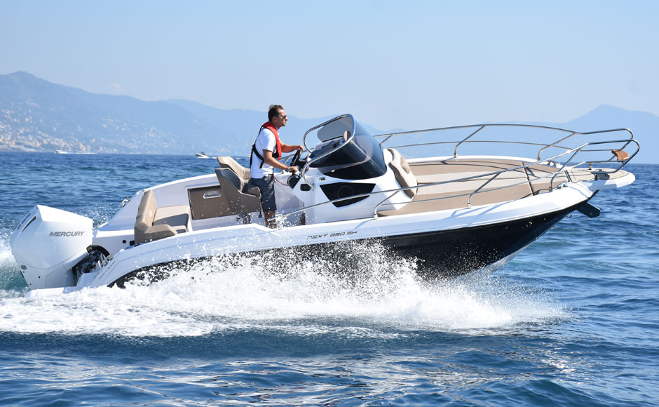 Ranieri International Next 220 SH: 40 knots with the evil sibling